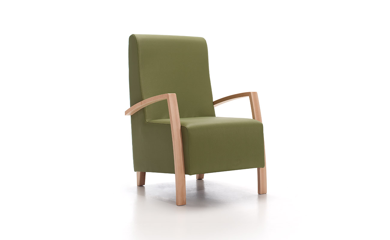 sillón geriátrico con reposabrazos de madera tapizado en verde