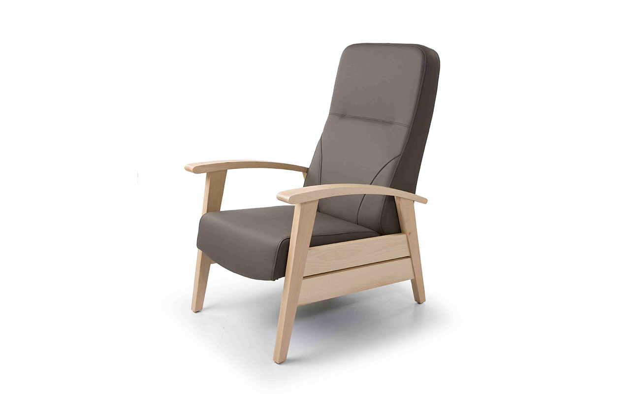 sillón de descanso geriatríco modelo cala con brazos de madera en marron