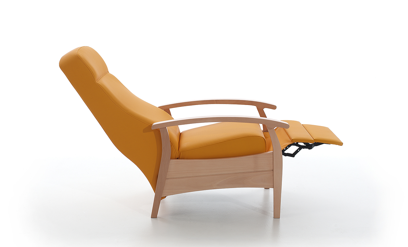 sillón de descanso geriatríco modelo verso amarillo con reposapies y abatible